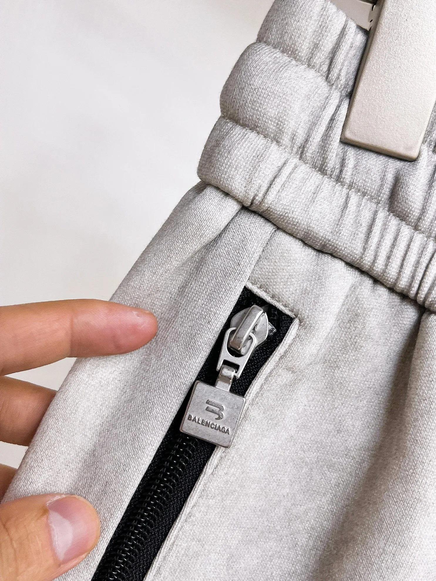 Balenciaga 🆕2026 Autumn and Winter New Arrival Casual Pants! The official website will be released simultaneously. Brand Classic LOGO casual pants, customized fabrics, excellent comfort and strong touch. Highly recognisable, perfect appearance and craftsmanship. Size:M-3XL